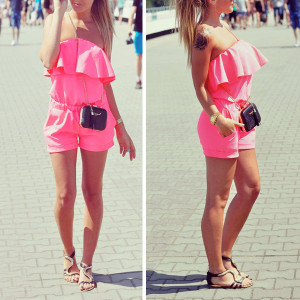 Kratki kombinezon otvorenih ramena s volanima