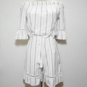 Prugasti kombinezon otvorenih ramena s volanima