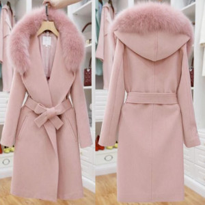 Luksuzni ženstveni rozasti kaput s krznom