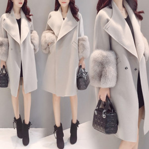 Damski zimski kaput s krznom na rukavima veličina standardni S/36