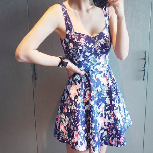 Mini cvjetna ženstvena haljina na bretele