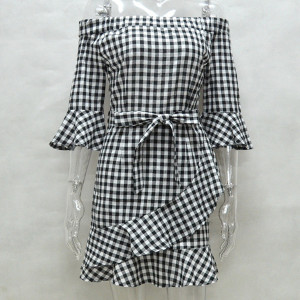 Mini kockasta haljina otvorenih ramena 