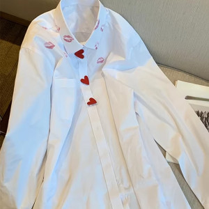 Košulja s otiskom poljubaca i srce gumbima