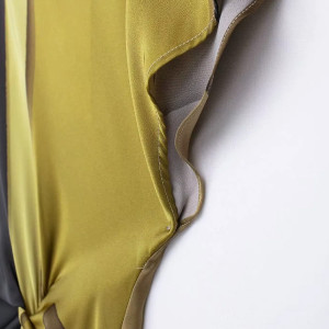 Satenasta haljina srednje duljine zemljanih tonova