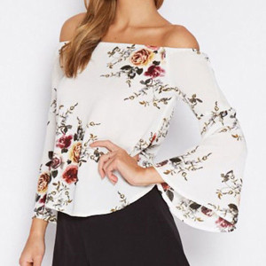 Cvjetna reljefasta bluza zvono rukava