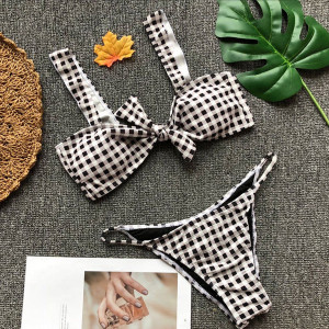 Dvodijelni kupaći s brazilskim gaćicama i čvorom na gornjem dijelu