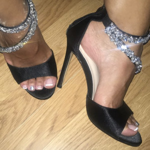 Satenaste sandale s kristalima na visoku petu