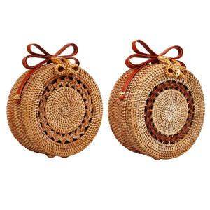 Mala loptasta boho torbica od ratana s tamnom dekoracijom u sredini