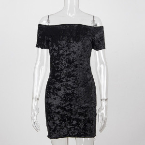 Mini baršunasta haljina otvorenih ramena