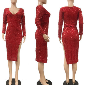 Midi crvena haljina na šljikice s izrezom na nozi