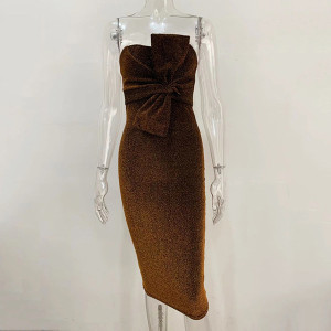 Mini haljina na šljokice s mašnom otvorenih ramena